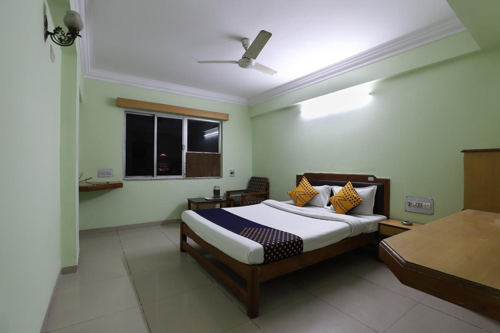 Spot On Hotel Hilltop Vadodara Exterior foto