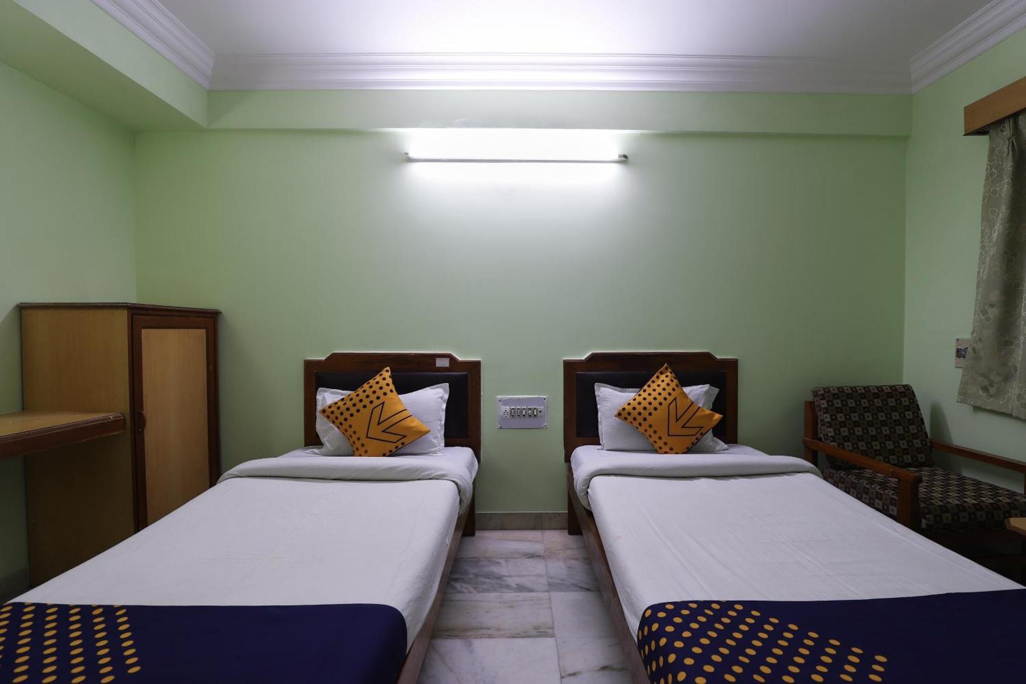 Spot On Hotel Hilltop Vadodara Exterior foto
