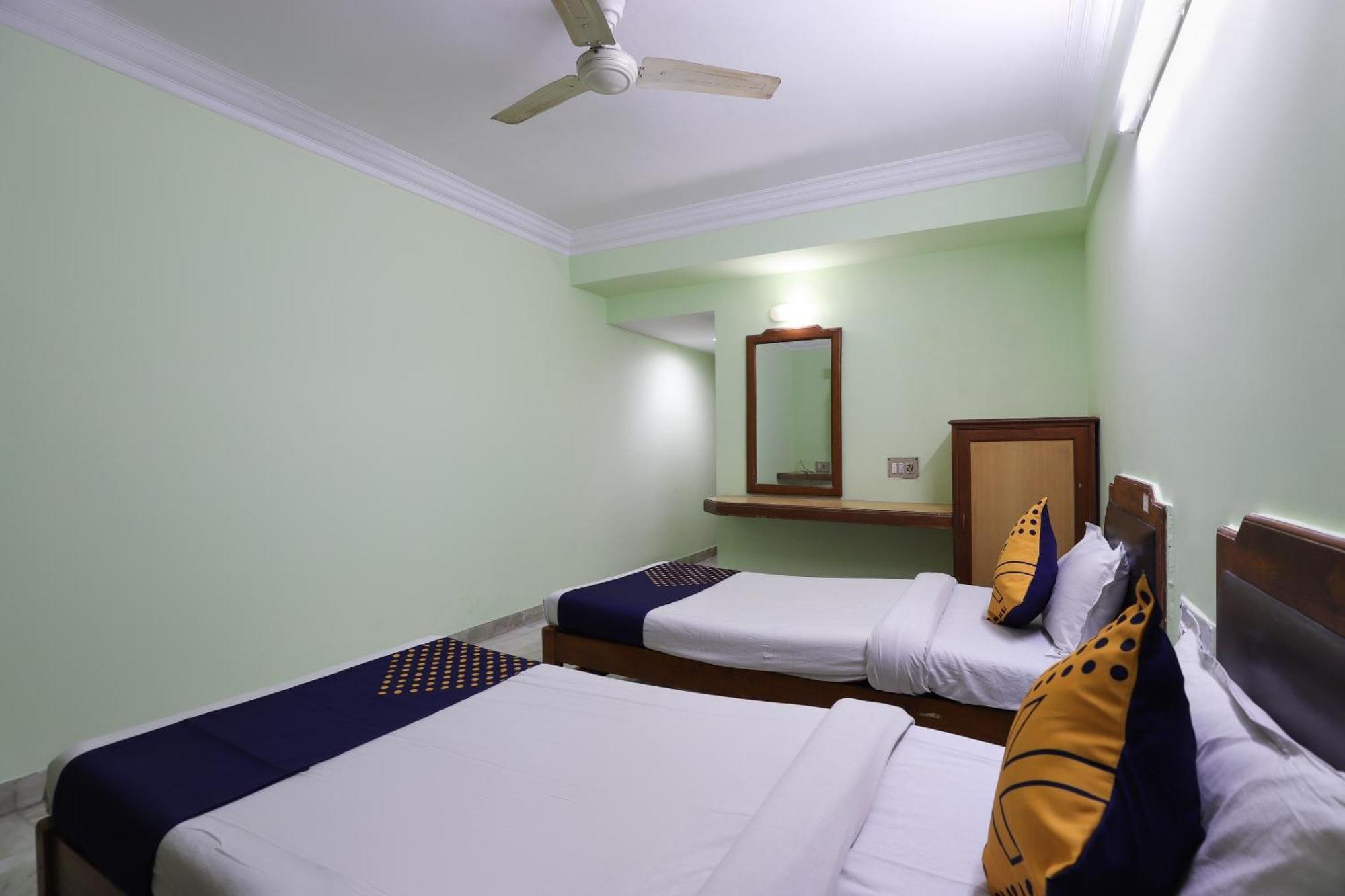 Spot On Hotel Hilltop Vadodara Exterior foto