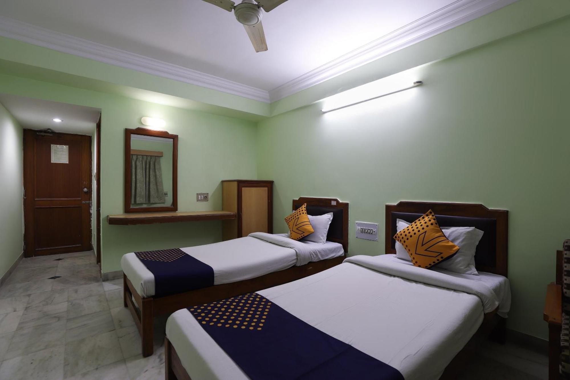 Spot On Hotel Hilltop Vadodara Exterior foto