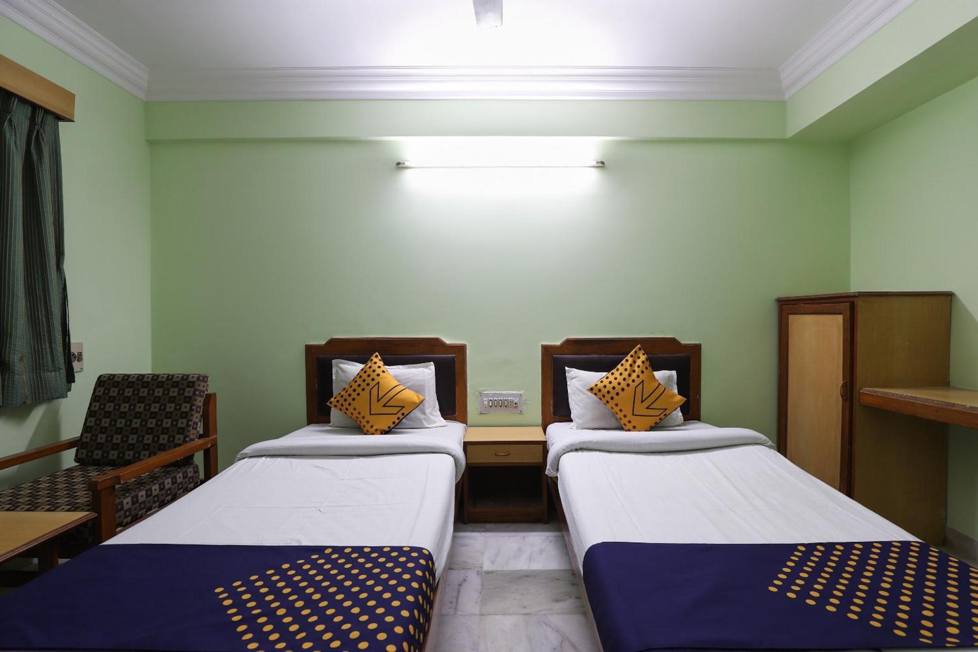 Spot On Hotel Hilltop Vadodara Exterior foto